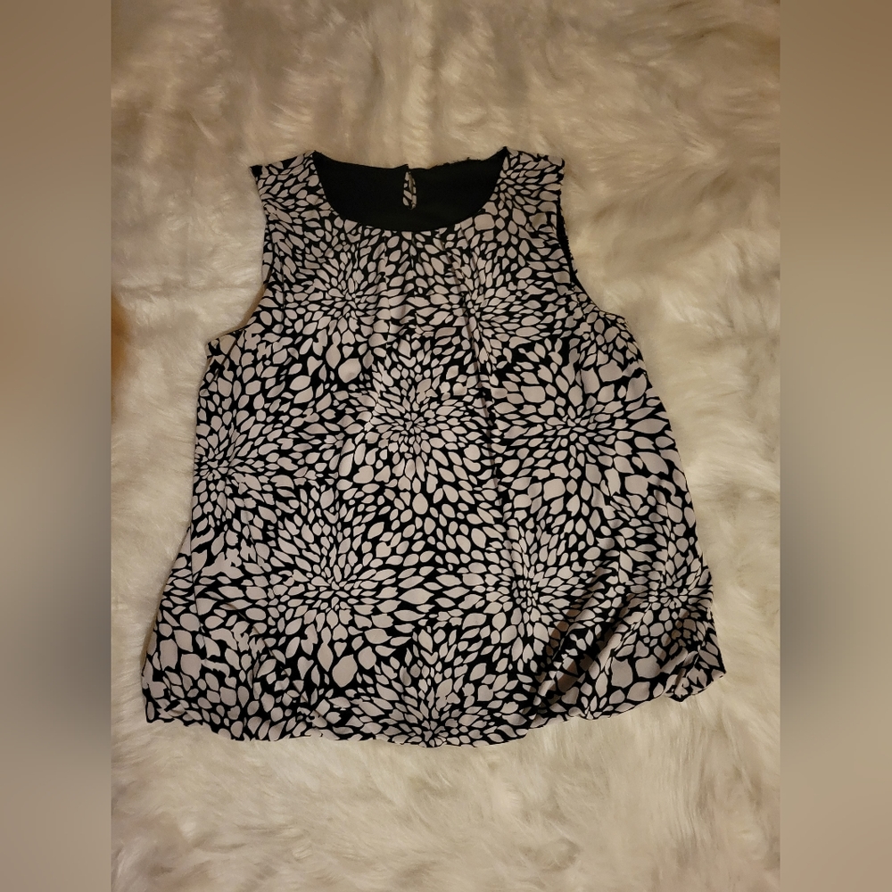 Black and white floral sleeveless blouse size large